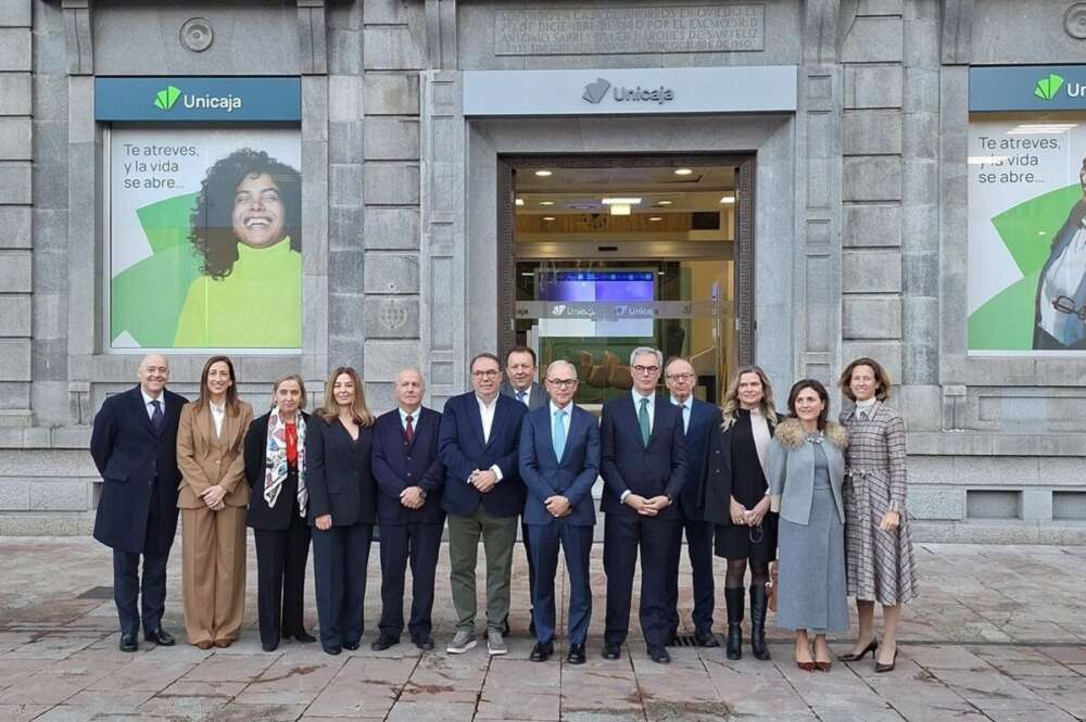 Equipo de Unicaja ante la sede en Oviedo, con el CEO y el presidente de la entidad, Isidro Rubiales y José Sevilla, en el centro.