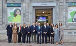 Equipo de Unicaja ante la sede en Oviedo, con el CEO y el presidente de la entidad, Isidro Rubiales y José Sevilla, en el centro.