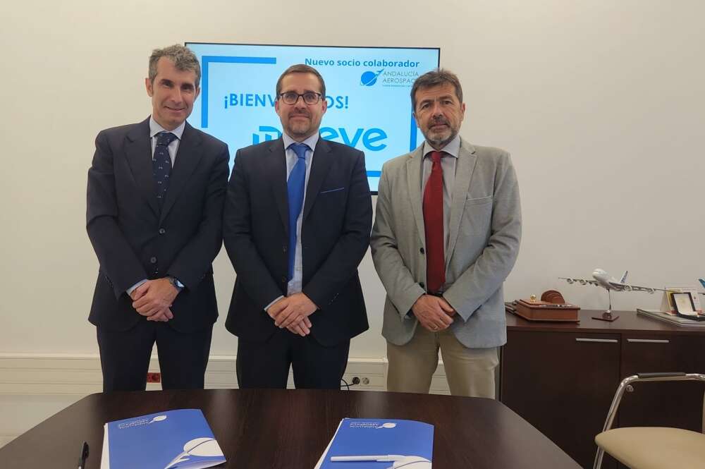El director de aviación sostenible de Moeve, Álvaro Macarro; el director gerente de Andalucía Aerospace, Juan Román, y el secretario general de Industria y Minas de la Junta de Andalucía, José Javier Alonso Membrives. Foto: Moeve.
