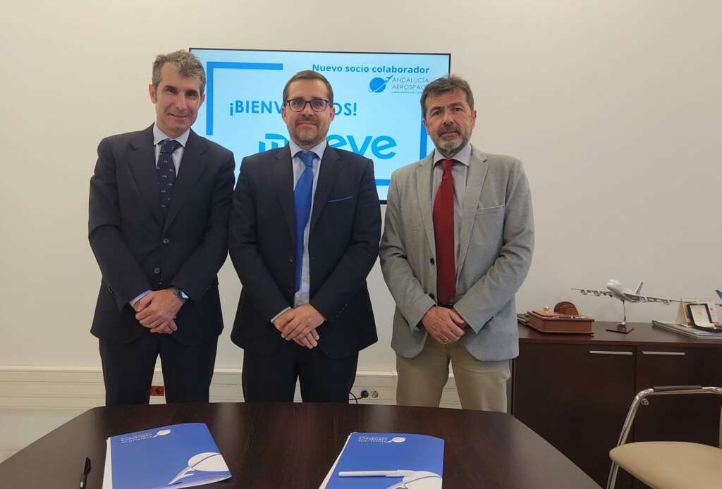 El director de aviación sostenible de Moeve, Álvaro Macarro; el director gerente de Andalucía Aerospace, Juan Román, y el secretario general de Industria y Minas de la Junta de Andalucía, José Javier Alonso Membrives. Foto: Moeve.