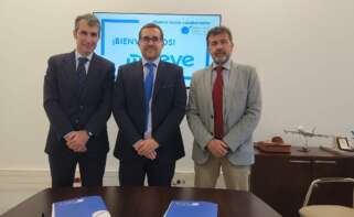 El director de aviación sostenible de Moeve, Álvaro Macarro; el director gerente de Andalucía Aerospace, Juan Román, y el secretario general de Industria y Minas de la Junta de Andalucía, José Javier Alonso Membrives. Foto: Moeve.