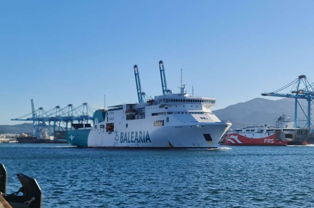 Ferris de Baleària y FRS (perteneciente al grupo danés DFDS) en el puerto de Algeciras.