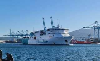 Ferris de Baleària y FRS (perteneciente al grupo danés DFDS) en el puerto de Algeciras.