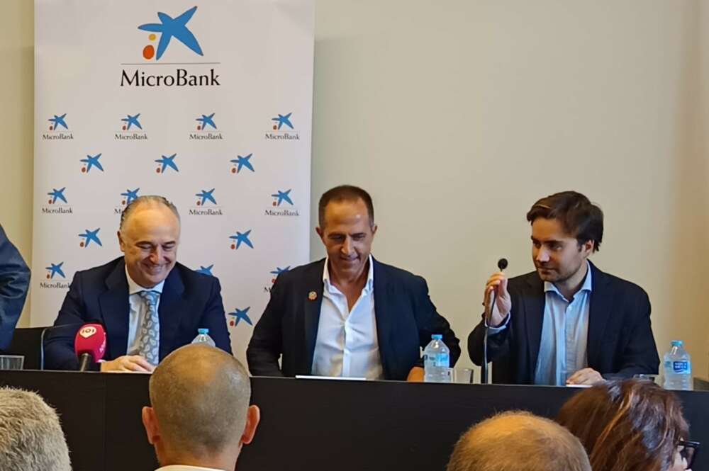 Juan Ignacio Zafra, director territorial de CaixaBank en Andalucía; Juan Carlos Expósito, presidente de la comunidad energética ‘Toda Sevilla’; e Ignacio Zubia, responsable de negocio de Edinor (Repsol).