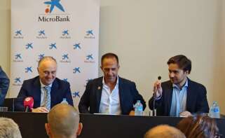 Juan Ignacio Zafra, director territorial de CaixaBank en Andalucía; Juan Carlos Expósito, presidente de la comunidad energética ‘Toda Sevilla’; e Ignacio Zubia, responsable de negocio de Edinor (Repsol).