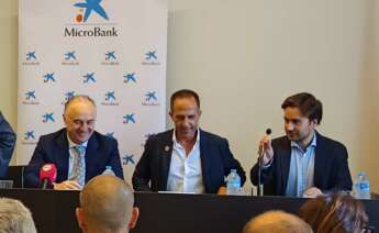 Juan Ignacio Zafra, director territorial de CaixaBank en Andalucía; Juan Carlos Expósito, presidente de la comunidad energética ‘Toda Sevilla’; e Ignacio Zubia, responsable de negocio de Edinor (Repsol).