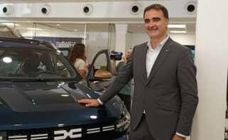 Laurent Sengenes, director general de Dacia en España, junto al nuevo modelo ‘Bigster’.