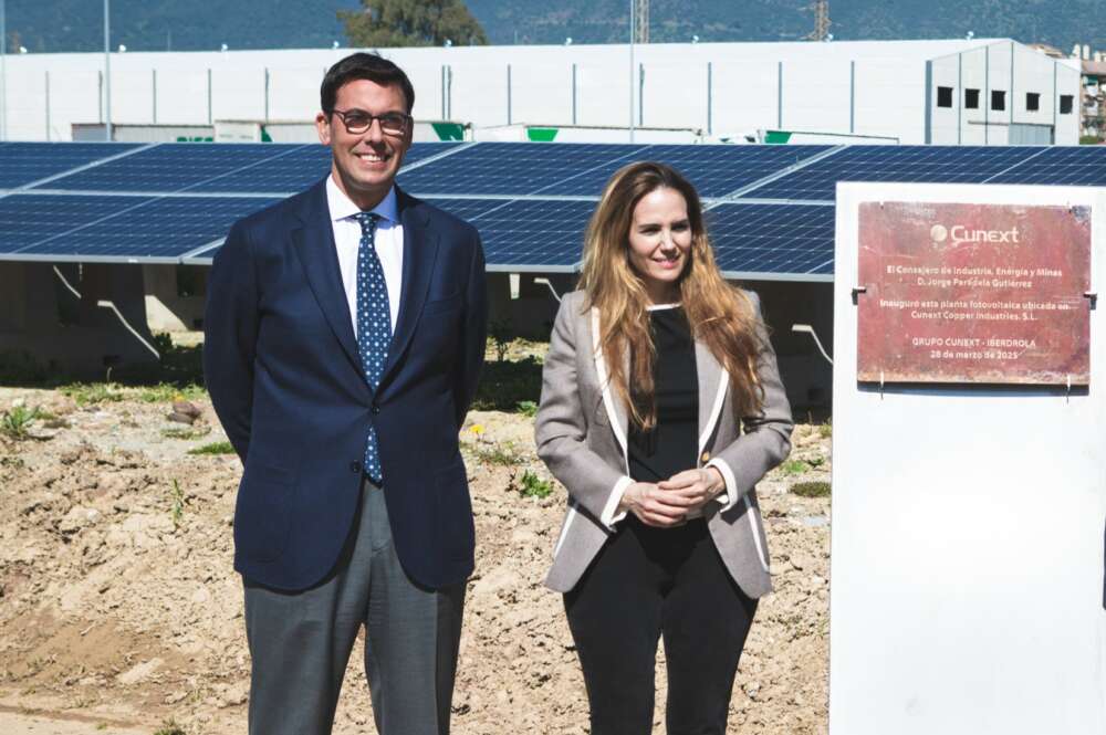Dámaso Quintana y Aurora Gracia de los Ríos, presidente y vicepresidenta, respectivamente, de Cunext Copper, durante la inauguración de su nueva planta solar fotovoltaica