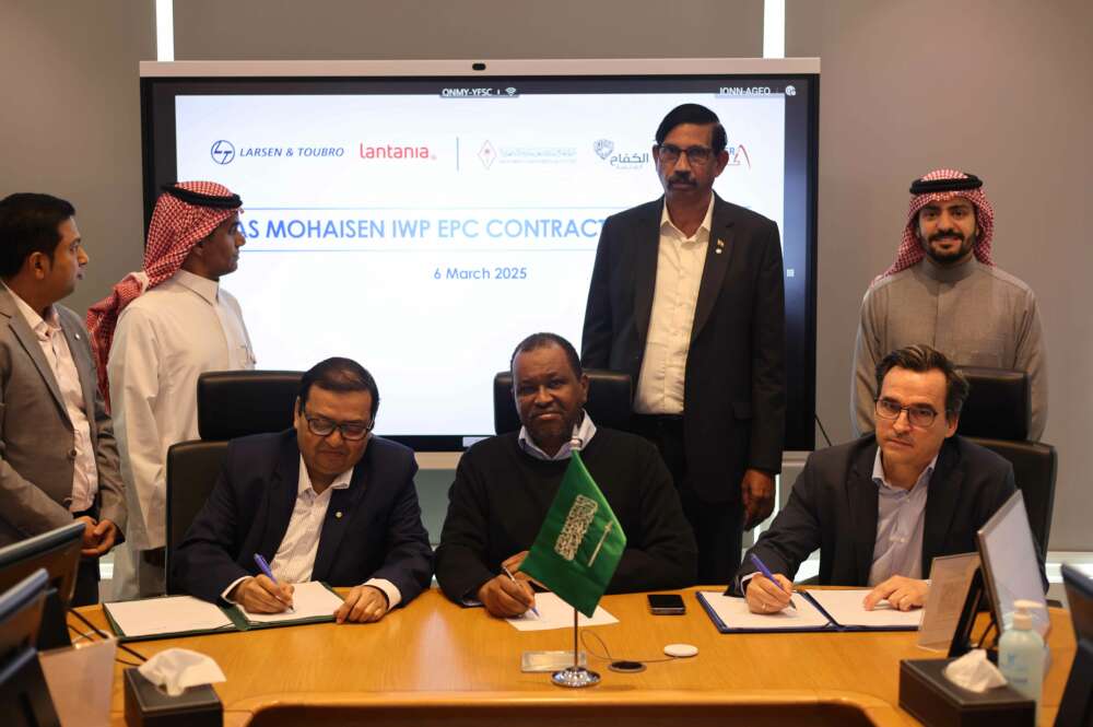 Acto de firma del contrato entre Lantania, L&T y ACWA Power para la construcción de la desaladora de Ras Mohaisen.