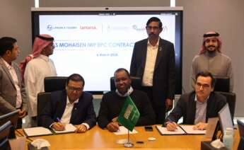Acto de firma del contrato entre Lantania, L&T y ACWA Power para la construcción de la desaladora de Ras Mohaisen.