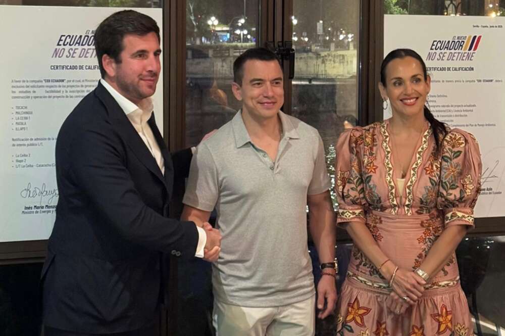 De izquierda a derecha, Enrique Riquelme, presidente ejecutivo de Cox; Daniel Noboa presidente de Ecuador; e Inés Manzano ministra de Energía y Minas de Ecuador; tras la firma del acuerdo