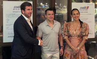 De izquierda a derecha, Enrique Riquelme, presidente ejecutivo de Cox; Daniel Noboa presidente de Ecuador; e Inés Manzano ministra de Energía y Minas de Ecuador; tras la firma del acuerdo