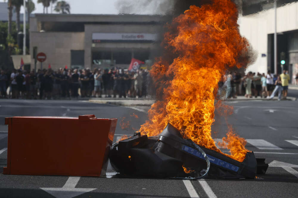 Manifestantes de la huelga de metal de Cádiz queman contenedores durante la jornada.
