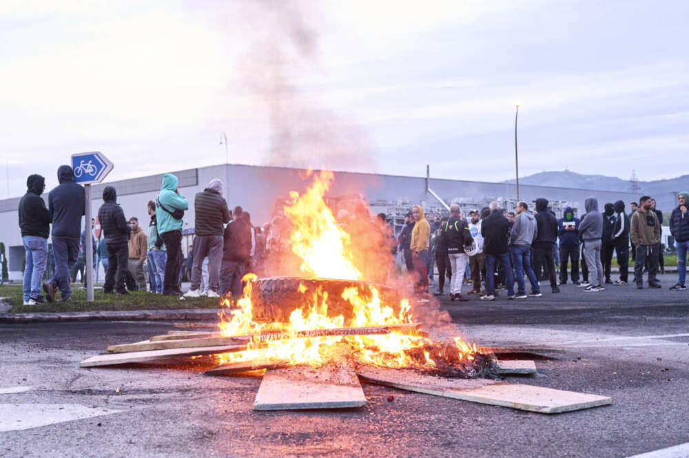 Varios trabajadores del metal hacen una hoguera durante la segunda jornada de la huelga del metal en Cantabria. César Ortiz / Europa Press