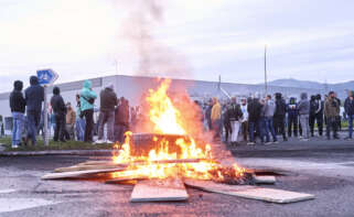 Varios trabajadores del metal hacen una hoguera durante la segunda jornada de la huelga del metal en Cantabria. César Ortiz / Europa Press