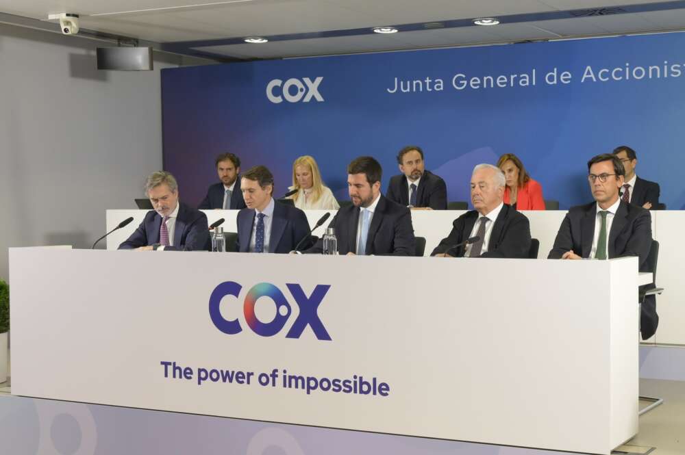 Enrique Riquelme (centro), presidente de Cox, junto a Dámaso Quintana (derecha), presidente de Cunext Copper, y otros consejeros en la Junta General de Accionistas de Cox de 2025.