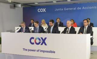 Enrique Riquelme (centro), presidente de Cox, junto a Dámaso Quintana (derecha), presidente de Cunext Copper, y otros consejeros en la Junta General de Accionistas de Cox de 2025.