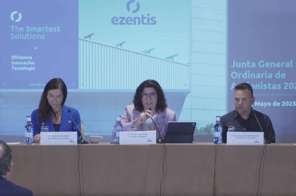 Naiara Bueno (secretaria no consejera), Anabel López (consejera delegada) y José Elías (presidente) de Ezentis, durante la Junta General de Accionistas de 2025.