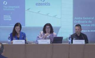 Naiara Bueno (secretaria no consejera), Anabel López (consejera delegada) y José Elías (presidente) de Ezentis, durante la Junta General de Accionistas de 2025.