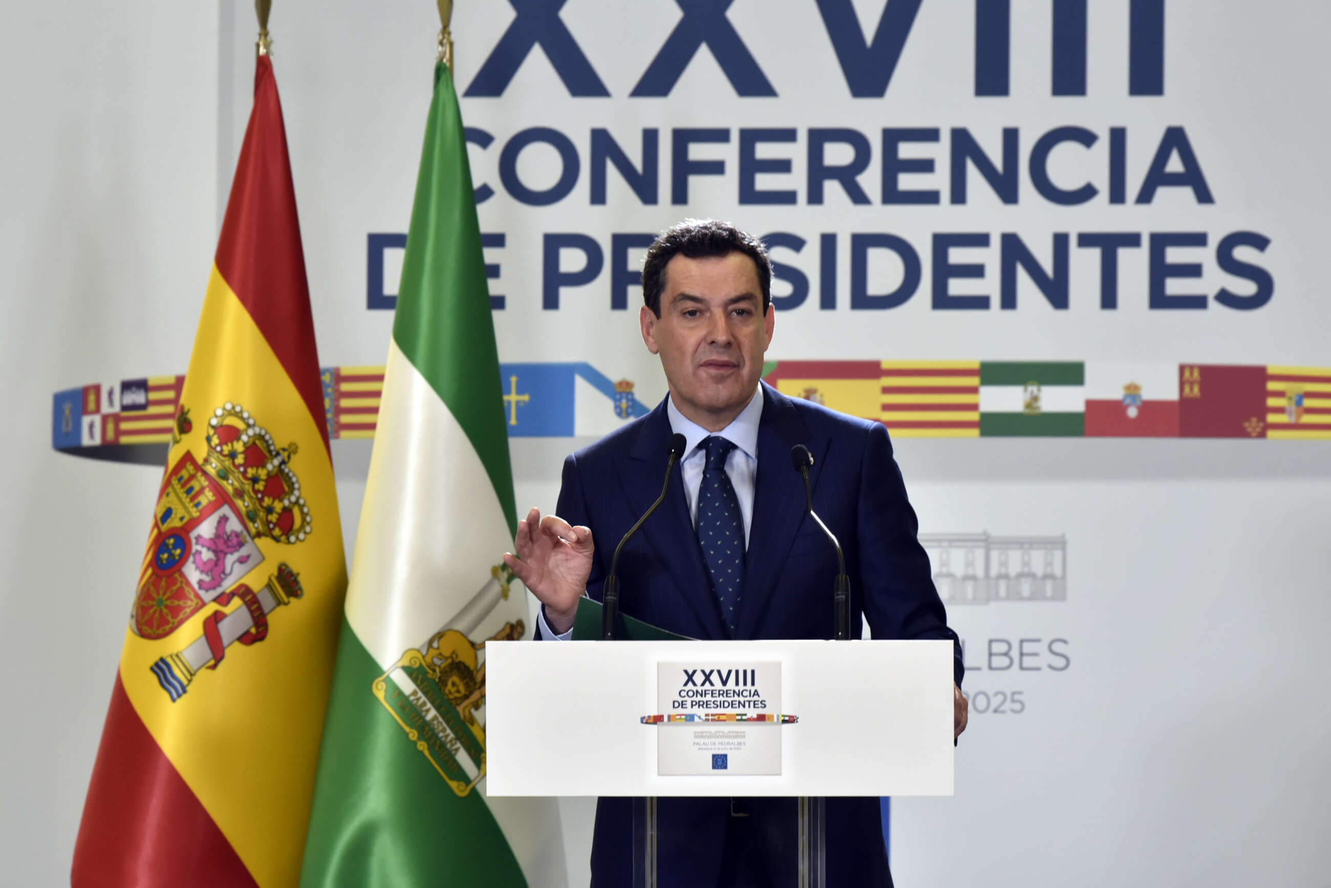 El presidente de la Junta de Andalucía, Juanma Moreno, durante una rueda de prensa tras la XXVIII Conferencia de Presidentes.
