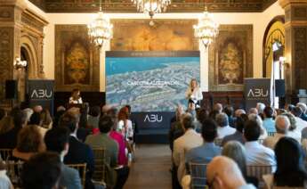 Rosa Villaseca, directora de proyectos y desarrollo de negocio de Grupo Abu, durante una primera presentación la nueva promoción de Torremolinos (Málaga).