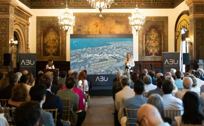 Rosa Villaseca, directora de proyectos y desarrollo de negocio de Grupo Abu, durante una primera presentación la nueva promoción de Torremolinos (Málaga).