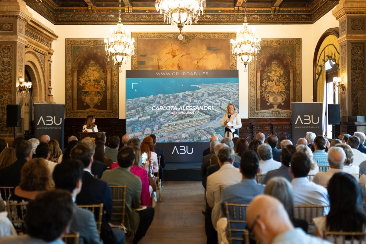 Rosa Villaseca, directora de proyectos y desarrollo de negocio de Grupo Abu, durante una primera presentación la nueva promoción de Torremolinos (Málaga).