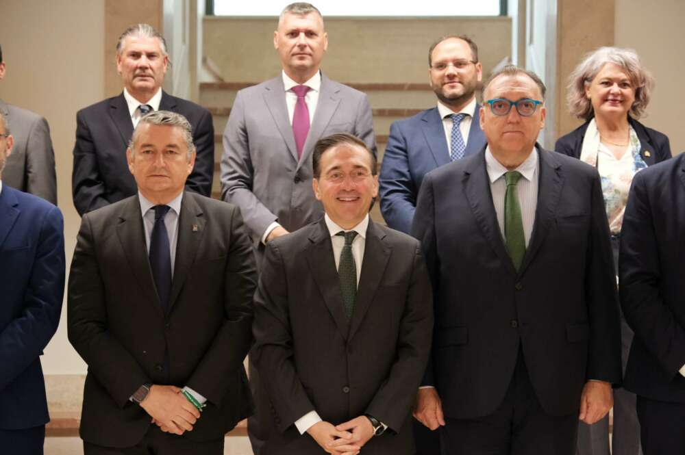 José Manuel Albares, ministro de Asuntos Exteriores (centro), junto a Antonio Sanz y Arturo Bernal, consejeros de Presidencia y Andalucía Exterior de Andalucía