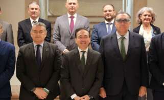 José Manuel Albares, ministro de Asuntos Exteriores (centro), junto a Antonio Sanz y Arturo Bernal, consejeros de Presidencia y Andalucía Exterior de Andalucía