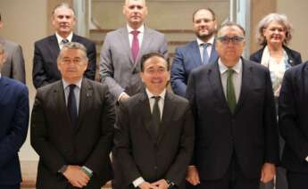 José Manuel Albares, ministro de Asuntos Exteriores (centro), junto a Antonio Sanz y Arturo Bernal, consejeros de Presidencia y Andalucía Exterior de Andalucía