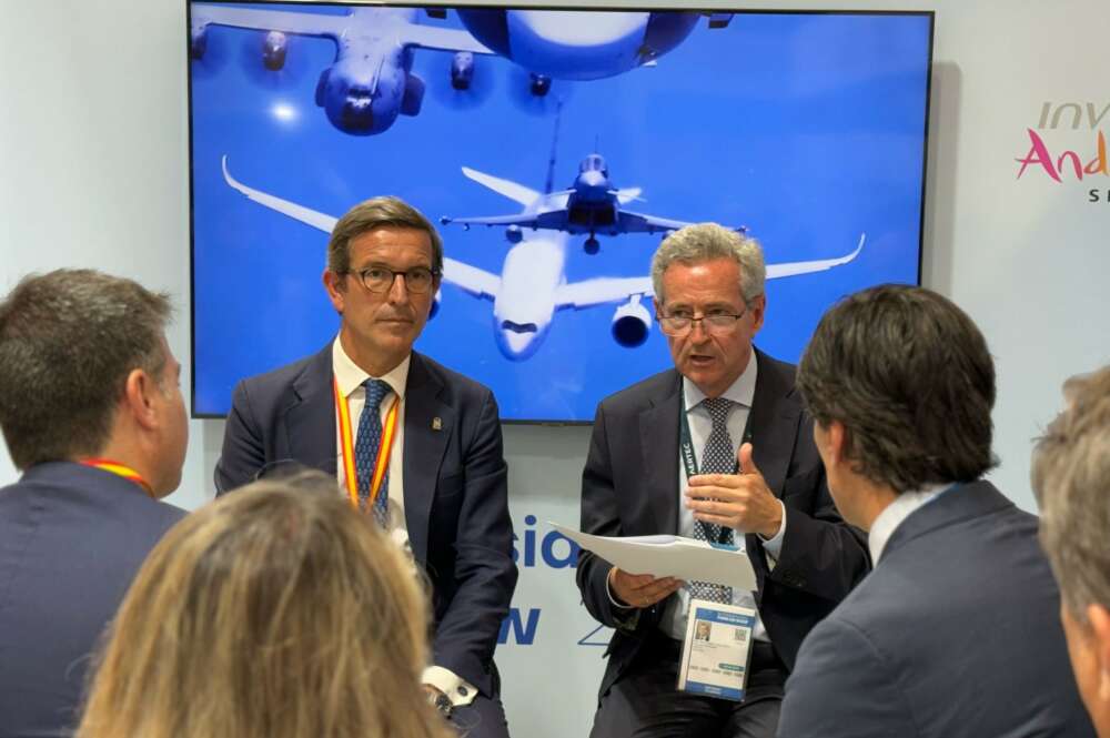 El consejero de Industria de Andalucía, Jorge Paradela, y el presidente de Andalucía Aerospace, Antonio Gómez-Guillamón, en el Salón Internacional de la Aeronáutica y el Espacio de París-Le Bourget.