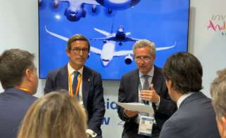 El consejero de Industria de Andalucía, Jorge Paradela, y el presidente de Andalucía Aerospace, Antonio Gómez-Guillamón, en el Salón Internacional de la Aeronáutica y el Espacio de París-Le Bourget.