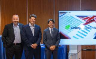 Representantes de Allianz y Unicaja tras la presentación de la nueva estrategia y los objetivos de futuro de la entidad bancaria.