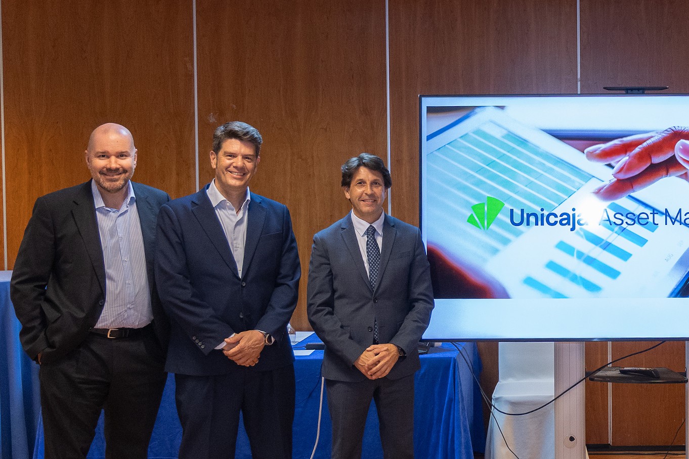 Representantes de Allianz y Unicaja tras la presentación de la nueva estrategia y los objetivos de futuro de la entidad bancaria.