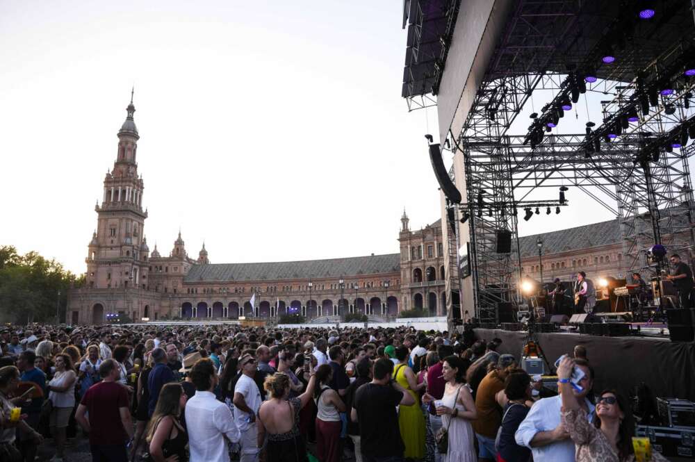 Imágenes de un concierto en Icónica Fest 2025 en la Plaza de España