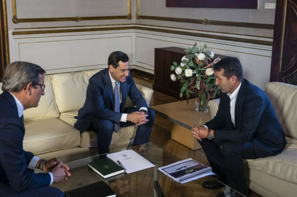 El presidente de Indra, Ángel Escribano, junto al presidente de Andalucía, Juanma Moreno, y al consejero de Industria, Energía y Minas, Jorge Paradela.