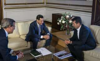 El presidente de Indra, Ángel Escribano, junto al presidente de Andalucía, Juanma Moreno, y al consejero de Industria, Energía y Minas, Jorge Paradela.
