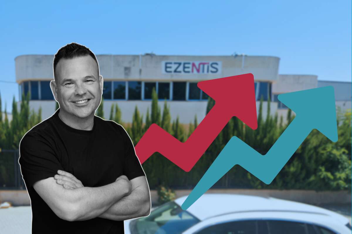 José Elías frente a la sede de Ezentis en Sevilla.