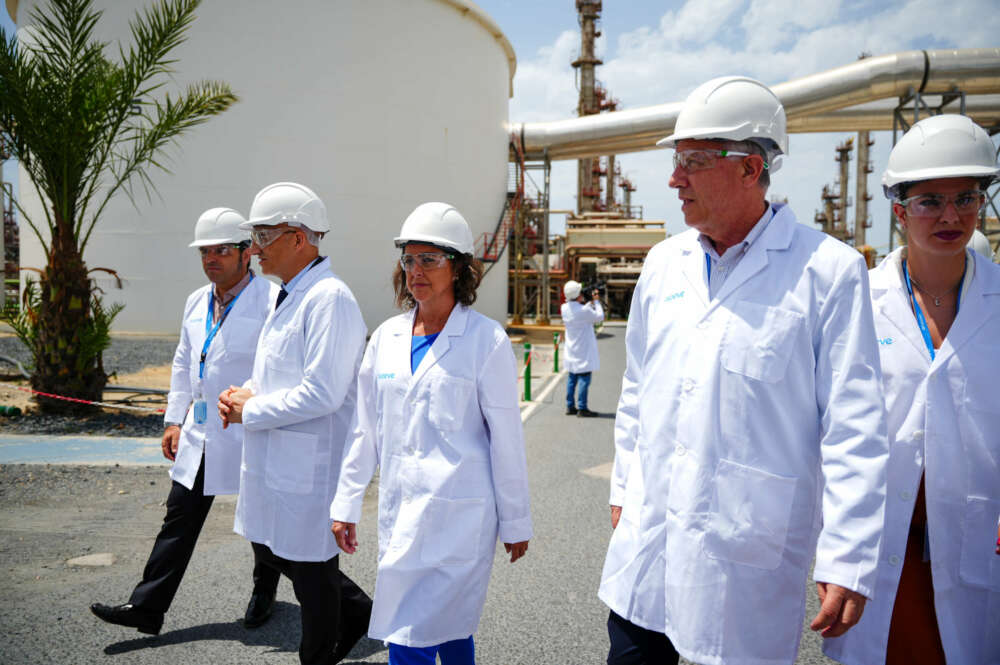 La consejera de Sostenibilidad y Medio Ambiente, Catalina García, durante una visita la factoría de Moeve.