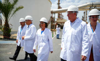 La consejera de Sostenibilidad y Medio Ambiente, Catalina García, durante una visita la factoría de Moeve.