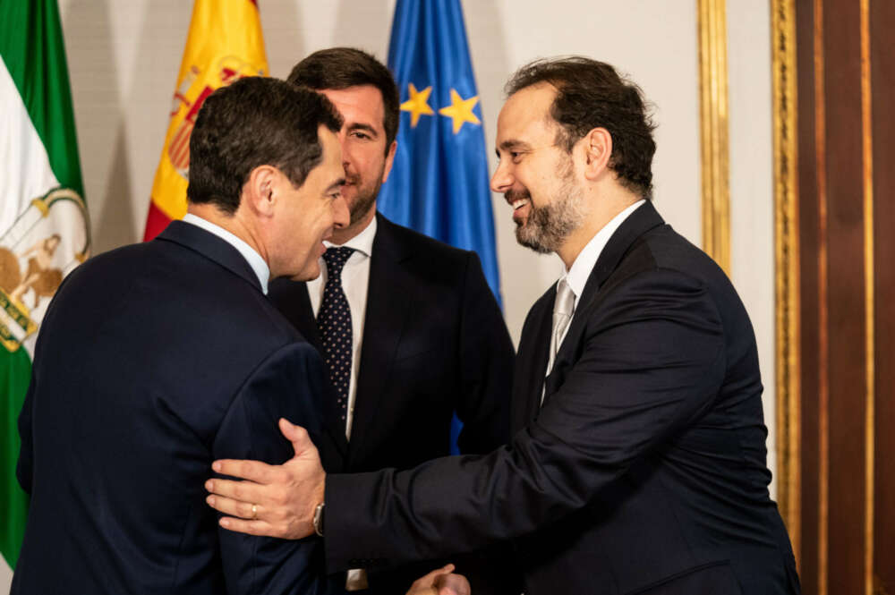 El propietario del festival Stalite, Ignacio Malaquer, junto al presidente de Andalucía, Juanma Moreno, y el dueño de Cox, Enrique Riquelme.