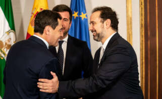 El propietario del festival Stalite, Ignacio Malaquer, junto al presidente de Andalucía, Juanma Moreno, y el dueño de Cox, Enrique Riquelme.