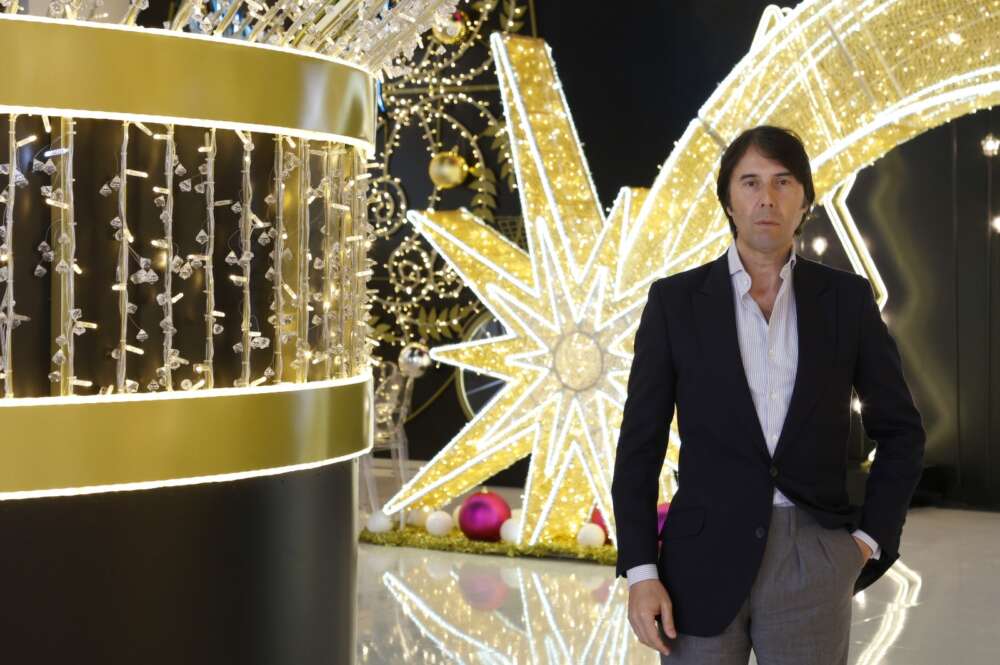 El CEO de Ximenez Group, Mariano Ximénez, frente al showroom de su sede central.