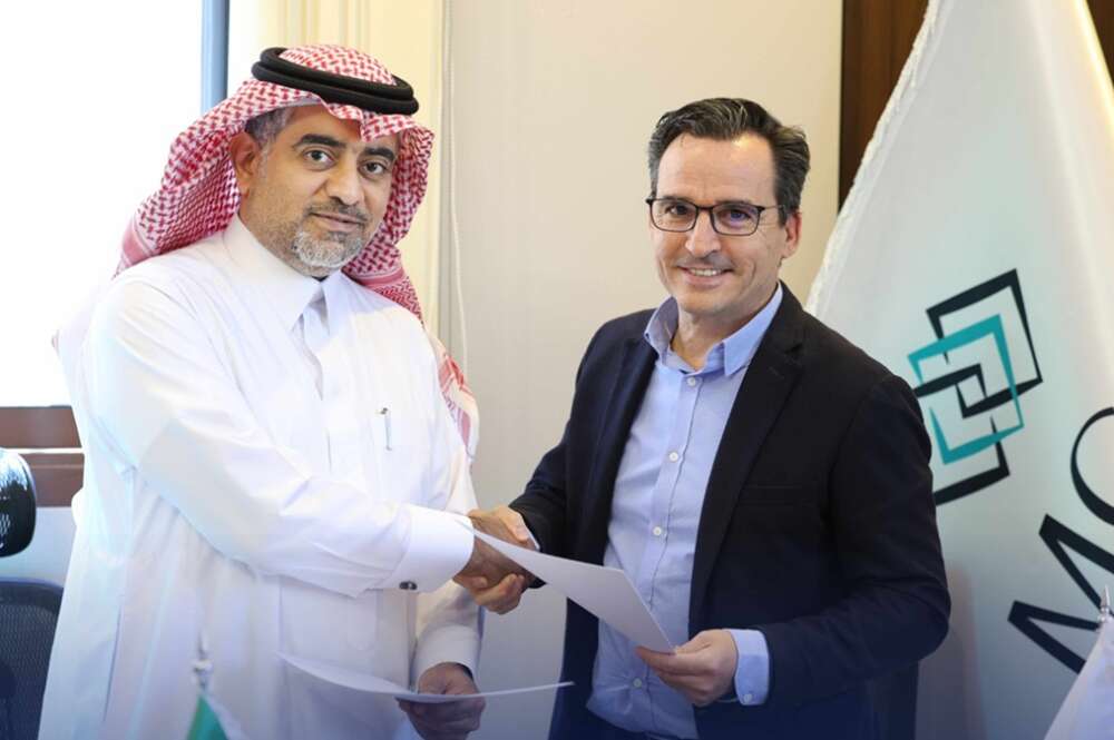 Saleh Al-Juhiman director general adjunto de MGC y David Garzón, subdirector de Operaciones de Lantania Agua durante la firma del contrato