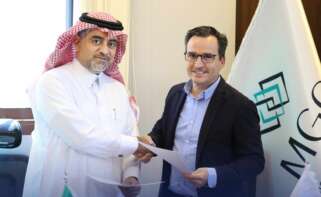 Saleh Al-Juhiman director general adjunto de MGC y David Garzón, subdirector de Operaciones de Lantania Agua durante la firma del contrato