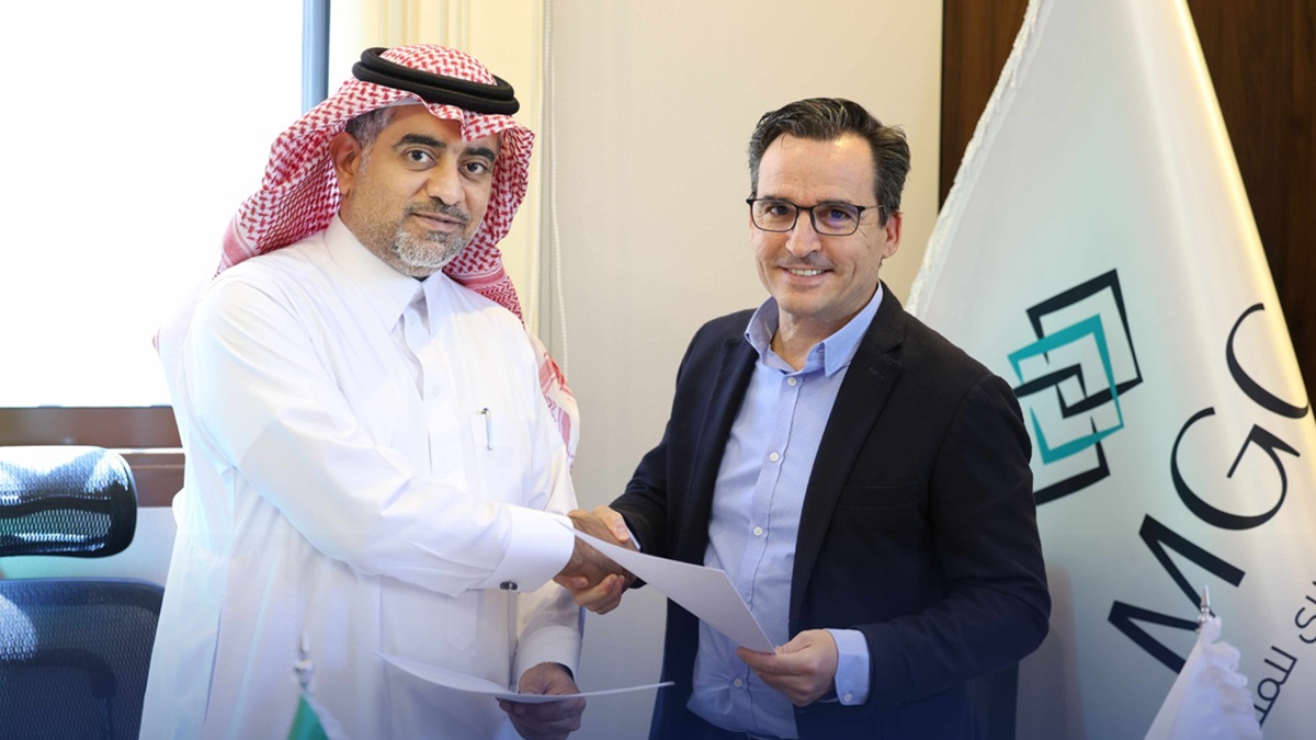 Saleh Al-Juhiman director general adjunto de MGC y David Garzón, subdirector de Operaciones de Lantania Agua durante la firma del contrato