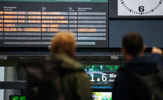Panel informativo en Santa Justa, la estación de Sevilla.