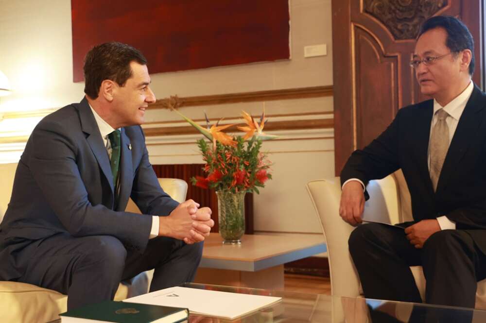 Juanma Moreno junto al embajador de Japón Takahiro Nakamae