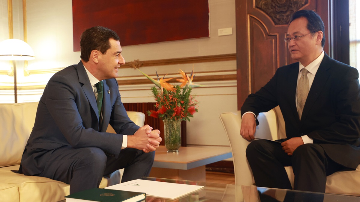 Juanma Moreno junto al embajador de Japón Takahiro Nakamae