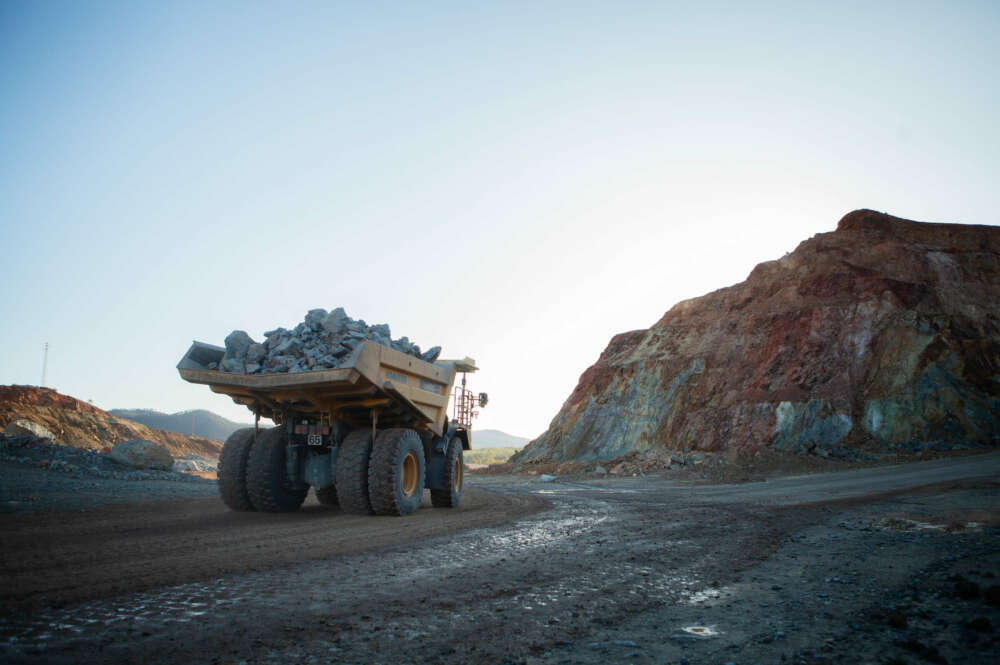 Camión transportando mineral en la mina de Riotinto.